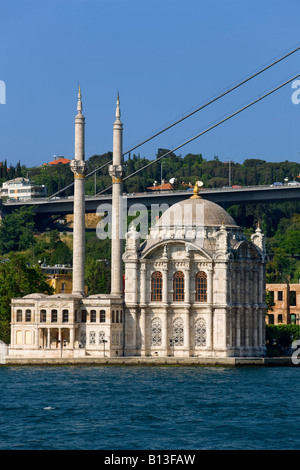 La mosquée Mecidiye sur le Bosphore près de Istanbul Banque D'Images