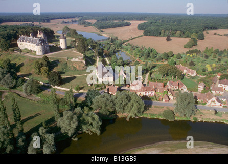 Vue aérienne ,aerien,vue,antenne aerienne ,APREMONT sur Allier Apremont sur Allier est un très beau village médiéval un des plus b Banque D'Images