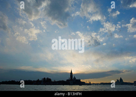 Vue magnifique sur l'île de San Giorgio Maggiore au coucher du soleil et Santa Maria della Salute, Venise, Italie Banque D'Images