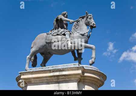 Dix-huitième siècle statue équestre du roi William III sur la place, Petersfield, Hampshire, Angleterre. Banque D'Images