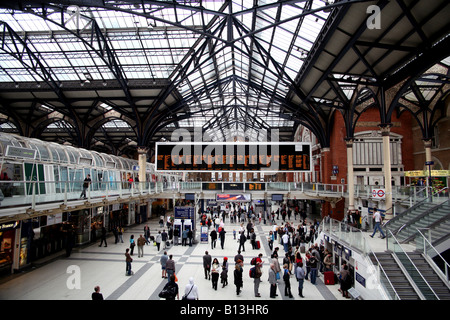 Dans le hall de la gare de Liverpool Street, Londres Banque D'Images