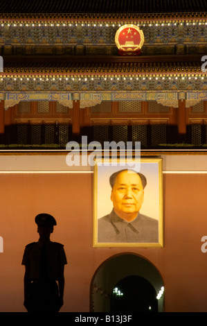 Soldat chinois monte la garde à l'extérieur de la porte de la paix céleste, la Place Tiananmen, Pékin, Chine Banque D'Images