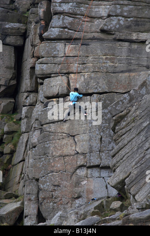 Grimpeur Stanage Edge dans Derbyshires Peak District Banque D'Images