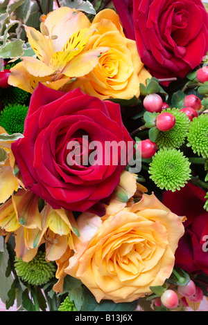 Bouquet de fleurs avec des roses rouges, des roses jaunes, chrysanthème, Hypericum et péruvienne (Lily Alstroemeria). Banque D'Images