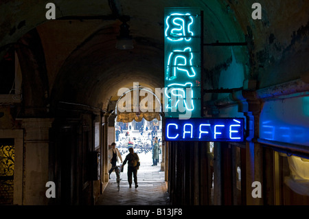 Caffe Neon Sign dans une ruelle sombre menant à la place Saint-Marc, Venise, Italie Banque D'Images