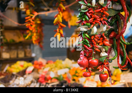 Piments de couleurs vives pour la vente au marché du Rialto, Venise, Italie Banque D'Images