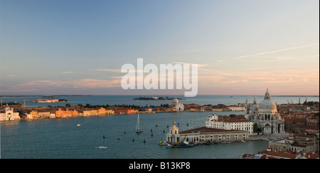 Magnifique vue panoramique sur le Grand Canal et Santa Maria della Salute au coucher du soleil, Venise, Italie Banque D'Images