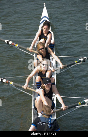 Face à l'effort de l'équipe féminine d'aviron de St John's College Oxford City tapotant les courses sur Tamise Oxford Angleterre 2007 NR Banque D'Images