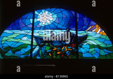 Vitraux de scène biblique de bateaux de pêche sur la mer de Galilée à l'intérieur de la Tirana église , près de Iquique, Chili Banque D'Images