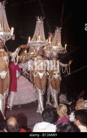 Les célèbres danseurs cubains effectuer le très populaire dîner dansant spectacle au Tropicana, La Havane, Cuba. Banque D'Images