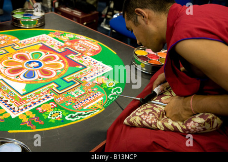 Moines de la création d'un mandala de sable Nottingham UK Europe Banque D'Images