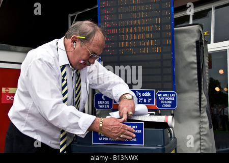 Bryan D Hazell bookmakers la préparation de la coupe d'or Trophy événement à l'hippodrome de Perth en Ecosse, Royaume-Uni Banque D'Images