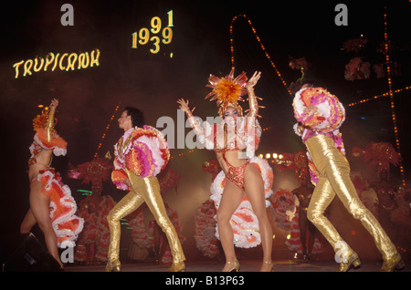 Les célèbres danseurs cubains effectuer le très populaire dîner dansant spectacle au Tropicana, La Havane, Cuba. Banque D'Images