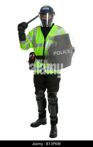 Agent de police métropolitaine en tenue anti-émeute complète avec bouclier et baton élevé sur un fond blanc Banque D'Images