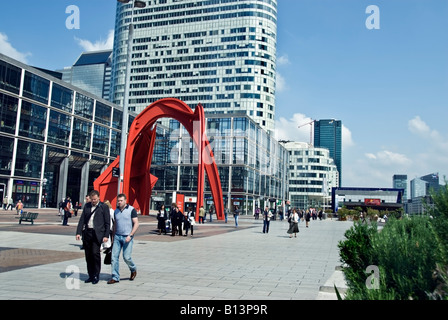 Paris France, Architecture commerciale immeubles de bureaux modernes dans le centre d'affaires de la Défense, scène de rue, hommes Marche Banque D'Images