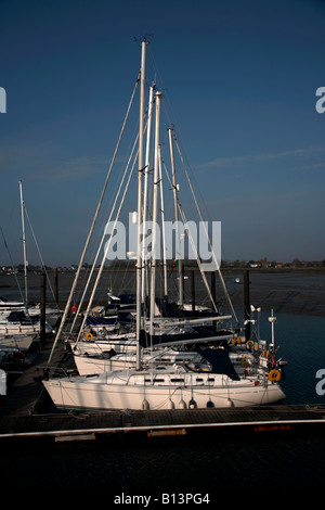 Les bateaux de plaisance de haute mer Hayling Island Marina Hampshire Angleterre Grande-bretagne UK Banque D'Images