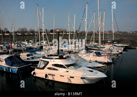 Les bateaux de plaisance de haute mer Hayling Island Marina Hampshire Angleterre Grande-bretagne UK Banque D'Images