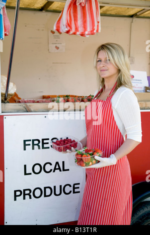 Vente de fruits, produits frais locaux 'Fraise' vendeur Girl selling fruit écossais produire Couper Angus, Scotland, UK Blairgowrie Banque D'Images