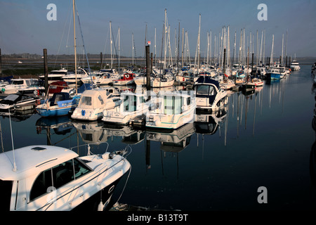 Les bateaux de plaisance de haute mer Hayling Island Marina Hampshire Angleterre Grande-bretagne UK Banque D'Images