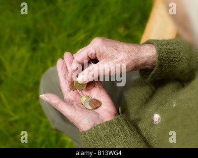 Vieux routiers d'un senior comptant moins d'argent, pièces de monnaie Banque D'Images