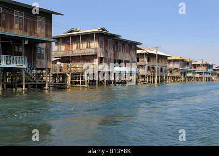 Pile à l'intérieur de l'YWANA logements lac piscine village, lac Inle, MYANMAR BIRMANIE BIRMANIE, ASIE Banque D'Images