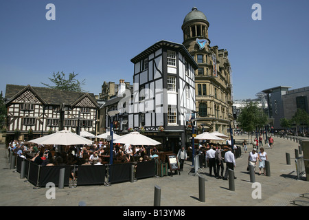 Ville de Manchester, en Angleterre. Bénéficiant d'acheteurs au moment de l'heure du déjeuner Old Inn Wellington et Oyster Bar, Exchange Square. Banque D'Images