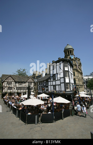 Ville de Manchester, en Angleterre. Bénéficiant d'acheteurs au moment de l'heure du déjeuner Old Inn Wellington et Oyster Bar, Exchange Square. Banque D'Images