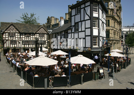 Ville de Manchester, en Angleterre. Bénéficiant d'acheteurs au moment de l'heure du déjeuner Old Inn Wellington et Oyster Bar, Exchange Square. Banque D'Images