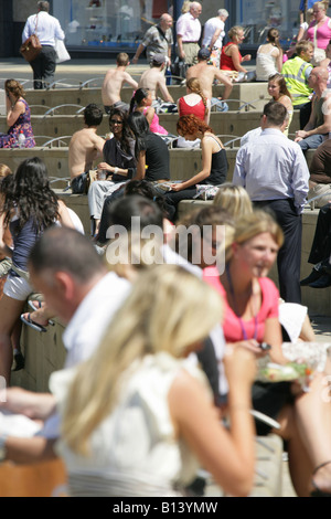 Ville de Manchester, en Angleterre. Les travailleurs, consommateurs et aux touristes le soleil brille, et le déjeuner à la Manchester's Exchange Square. Banque D'Images