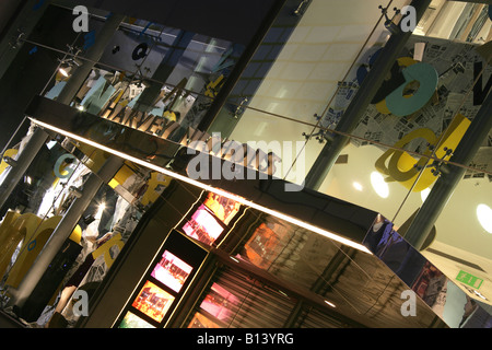 Ville de Manchester, en Angleterre. Vue de la nuit de la nouvelle Cathédrale Rue à l'entrée d'Harvey Nichols vente au détail mode et beauté. Banque D'Images