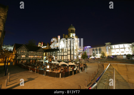 Ville de Manchester, en Angleterre. Vue de la nuit de profiter des rafraîchissements aux visiteurs à l'heure du déjeuner le vieux Inn Wellington et au bar Oyster. Banque D'Images