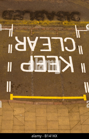 Garder le marquage routier dégagé sur la peinture effacée du panneau de stationnement désactivé Banque D'Images