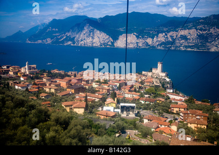 Malcesine du Monti Baldo Télécabine sur le lac de garde dans la province de Vérone, Vénétie, Italie Banque D'Images