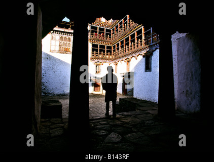 Bhoutan Bhoutan Trongsa Dzong cour intérieure à l'intérieur de l'homme Banque D'Images