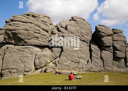Grimpeurs sur roches Haytor Dartmoor National Park, Devon Banque D'Images