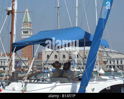 Couple de personnes âgées sur yacht de luxe à Venise Banque D'Images