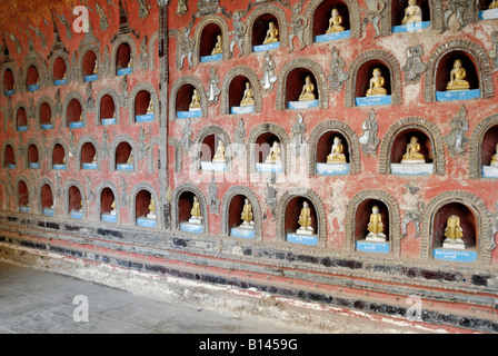 Un bon nombre de petites figures de Bouddha, Shwe Nyaungshwe Yaungwe monastère bouddhiste, au lac Inle MYANMAR BIRMANIE BIRMANIE, ASIE Banque D'Images