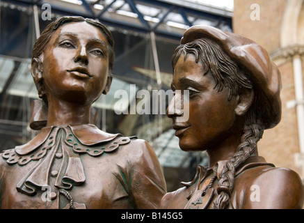 Fragement d'une statue d'enfants par Frank Meisler kindertransport à la gare de Liverpool Street, London England Banque D'Images