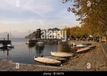 Port de Laveno au bord du Lac Majeur en Italie du Nord sur une après-midi ensoleillée d'automne Banque D'Images