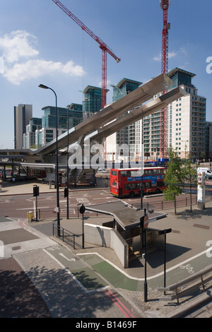 Vauxhall Cross Bus fonctionnant à l'énergie solaire et St Georges Wharf London UK Banque D'Images