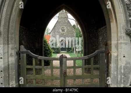 L'angleterre église cimetière mur silex eton norman vieux murs Banque D'Images