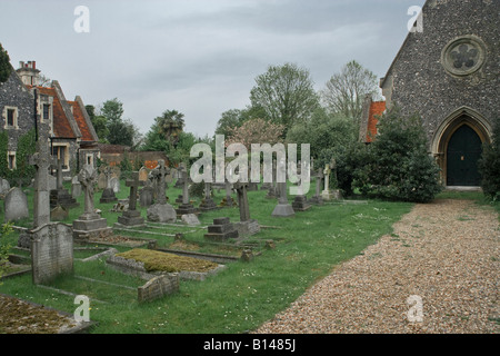 L'angleterre église cimetière mur silex eton norman vieux murs Banque D'Images