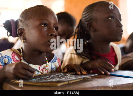 Les enfants assistent à la catégorie à la Kabiline je l'école primaire dans le village de Kabiline Sénégal le mercredi 13 juin 2007 Banque D'Images