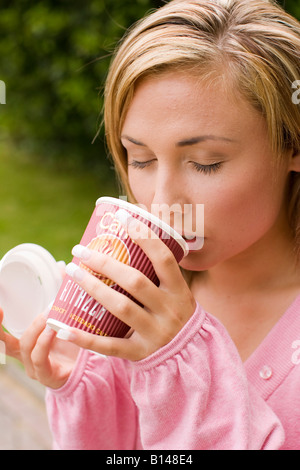 Girl drinking prendre un café moyen Banque D'Images