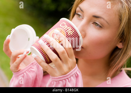 Girl drinking prendre un café moyen Banque D'Images