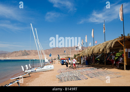 Mark Warner Beach et centre de sports nautiques à l'extérieur, l'hôtel Hilton Dahab Bay, Dahab, côte de la mer Rouge, Egypte Banque D'Images