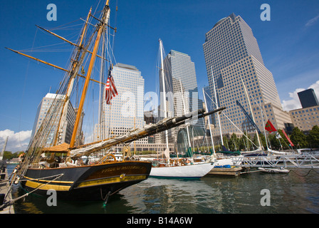 Bateaux dans le World Financial Center Boat Basin, New York City, New York City Banque D'Images