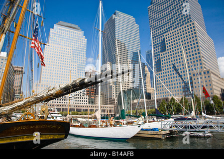 Bateaux dans le World Financial Center Boat Basin, New York City, New York City Banque D'Images