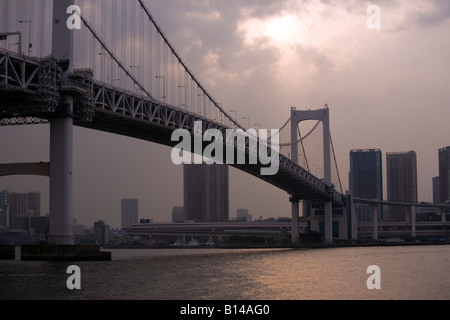 Vue sur le pont en arc-en-ciel reliant la région de la baie de Tokyo avec le continent, Tokyo, Japon. Banque D'Images