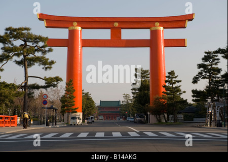 Kyoto, Japon. Le géant de torii menant au Sanctuaire Heian (Heian Jingu), qui marque l'entrée d'un espace sacré Banque D'Images